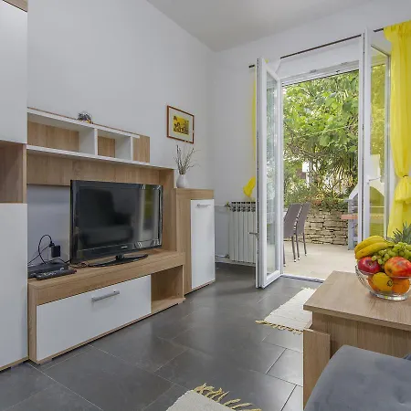 Lovely Apartment In Porec Near Beach Daire
