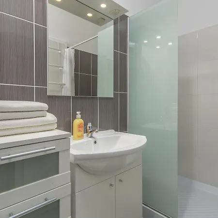 Daire Lovely Apartment In Porec Near Beach *