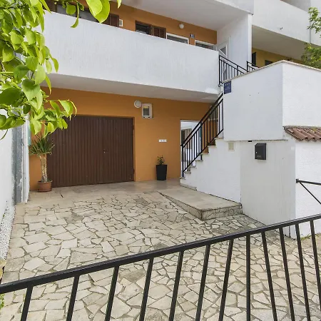 Daire Lovely Apartment In Porec Near Beach Poreč