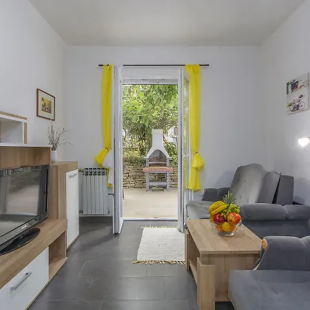 Lovely Apartment In Porec Near Beach Daire *