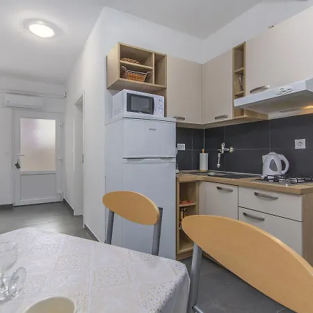 Lovely Apartment In Porec Near Beach Daire