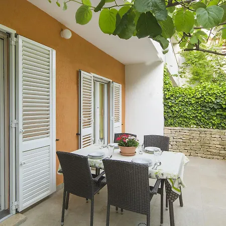 Daire Lovely Apartment In Porec Near Beach Poreč